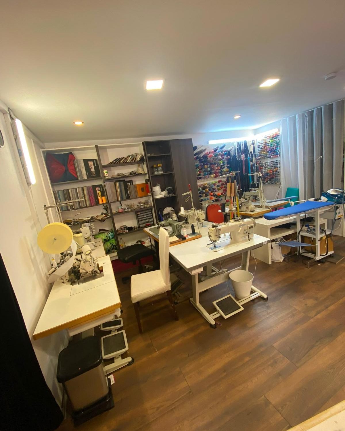 Werkplek met naaimachines in het atelier