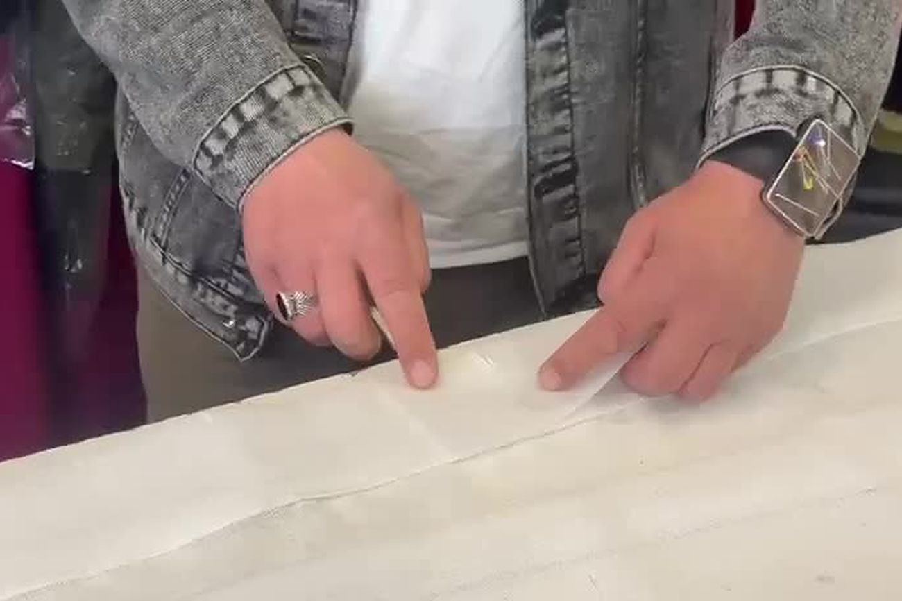Noor legt een patroon uit op de snijtafel