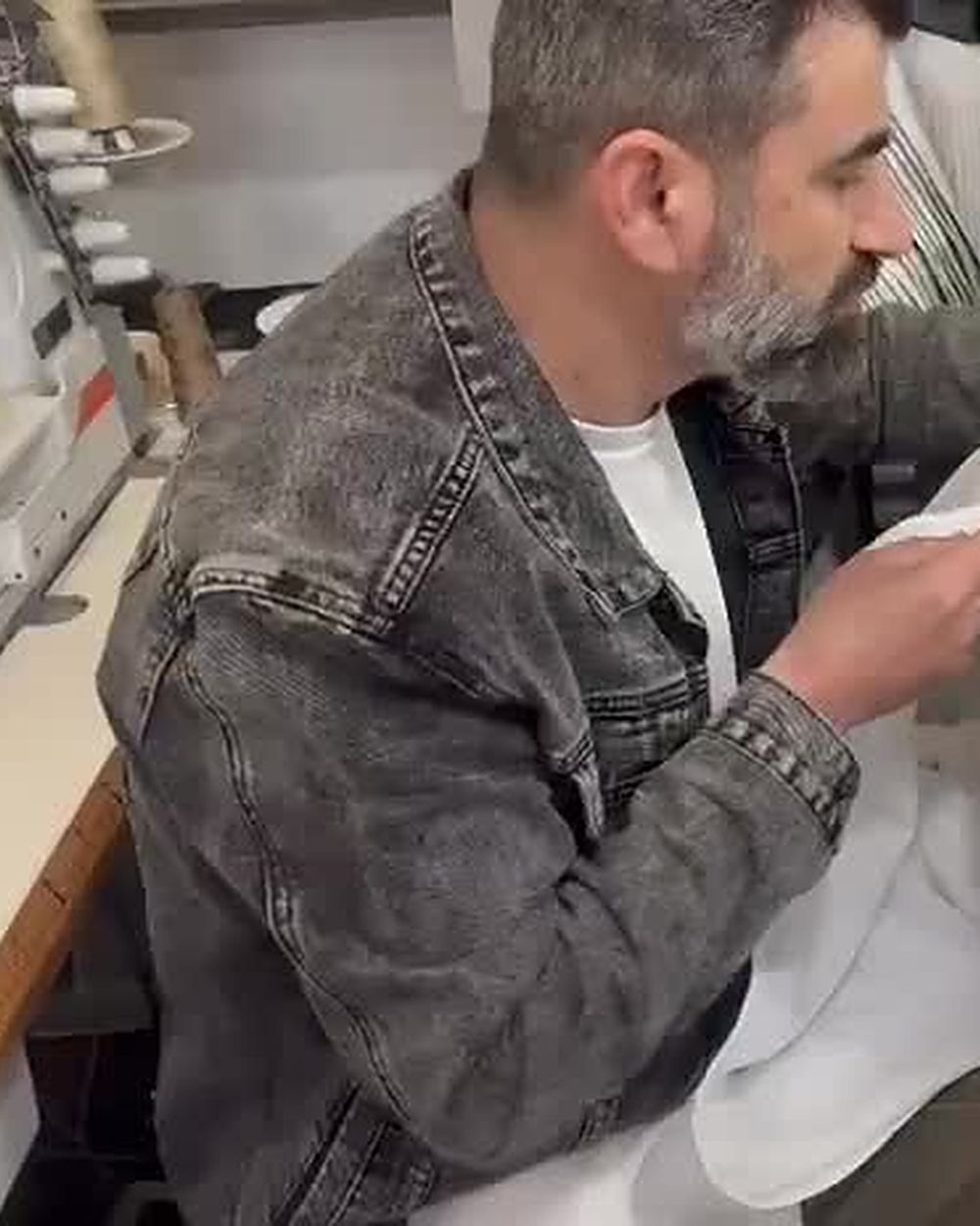 Noor achter de naaimachine