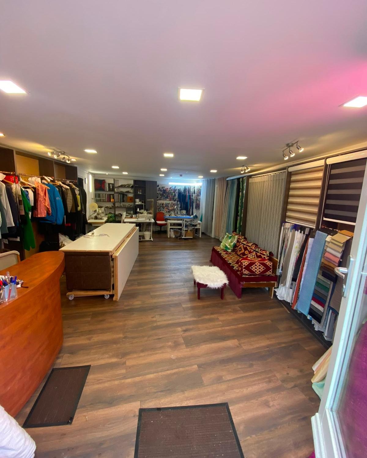 De winkel met stoffen en gordijnstalen